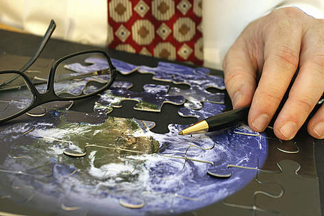 Un uomo d'affari con un puzzle del mondo
© Istockphoto.com / WWF-Canada rel=